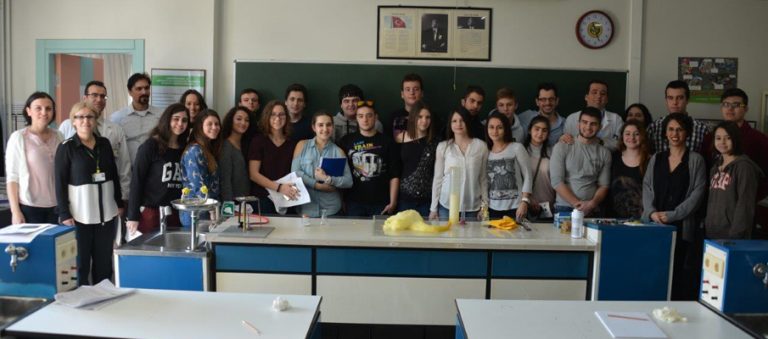 Terakkili Genç Kimyacılar Farklı Kültürlerle Tanışıyor, Deneyler Yapıyor