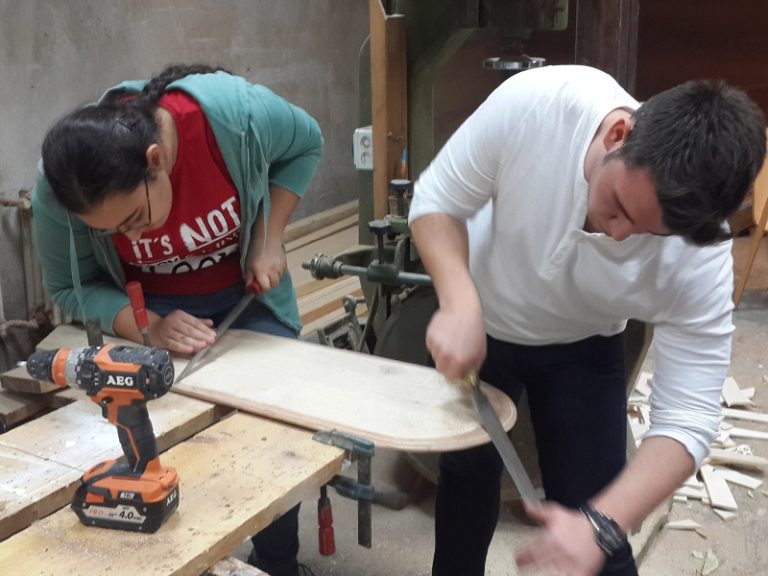 Terakkili Gençler Yelkenli Tekne İnşa Ediyor
