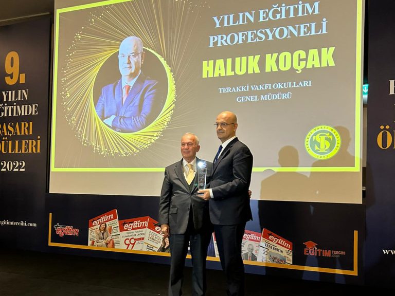 Okullar Genel Müdürümüz Haluk Koçak’a “Yılın Eğitim Profesyoneli Ödülü”