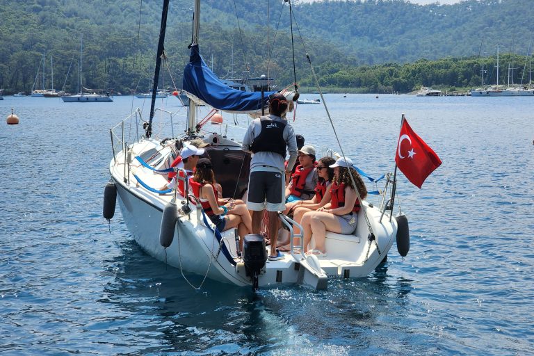 Terakkili Gençler Yelken Kampı’na katıldı