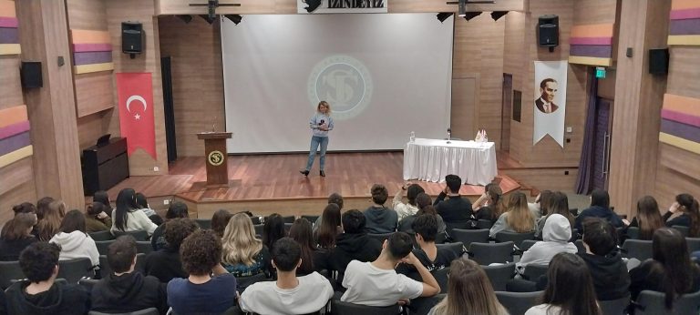 Öğrencilerimiz Kariyer Günleri Konferanslarında; Meslek Tanıtımı: Hukuk