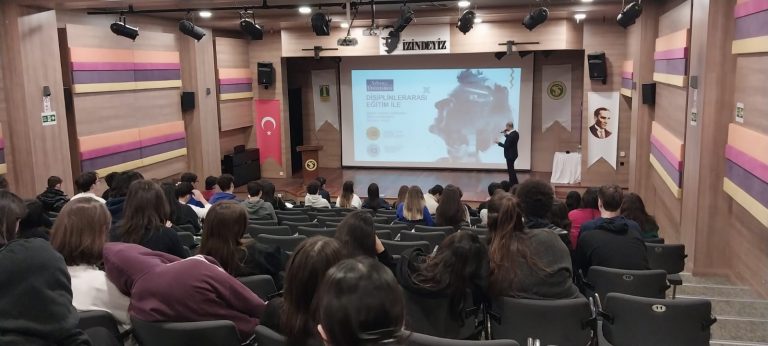 Kariyer Günü Etkinlikleri Kapsamında Üniversitelerin Bursluluk Tanıtımları Gerçekleştirildi