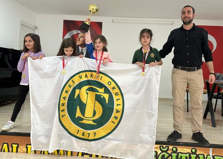 Öğrencilerimiz Satranç Turnuvasında İlçe Birincisi Oldu