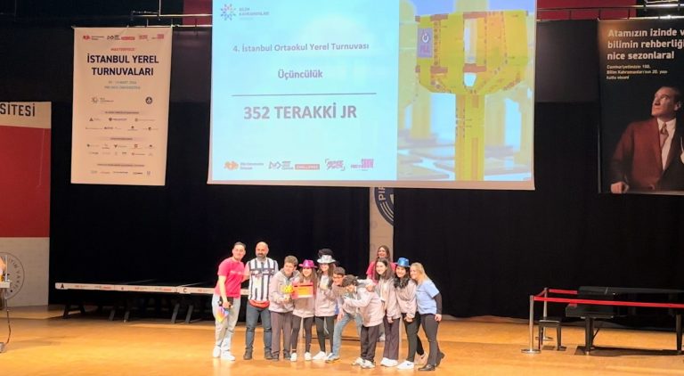 Robotik Takımlarımıza First Lego League Turnuvasında İki Ödül