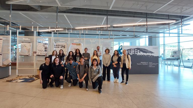Modern Fizik Topluluğu Öğrencilerimizin, Kuantum Fiziği Kilometre Taşları Sergisi ve Kuantum Optik Laboratuvarı Gezisi