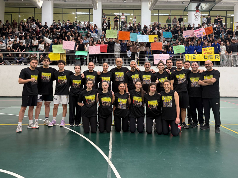 12. Sınıflar ile Öğretmenler Arasındaki Voleybol Maçının Galibi Öğrencilerimiz Oldu
