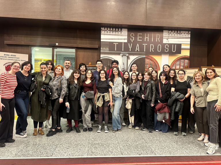 Terakkili Sanatseverler “Savaş ve Barış”ı İzledi