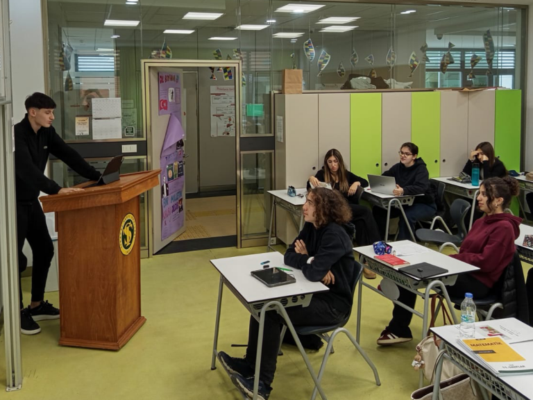 Lise Öğrencilerimiz “Parlayan Yıldızdır Cumhuriyet”  Öğrenci Forumunu Gerçekleştirdi