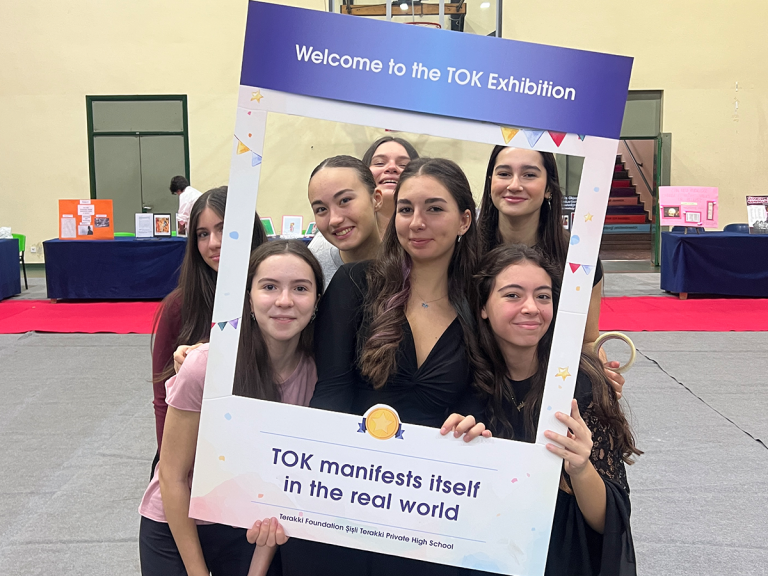 IB Öğrencilerimiz “TOK Exhibition” Çalışmalarını Sergiledi