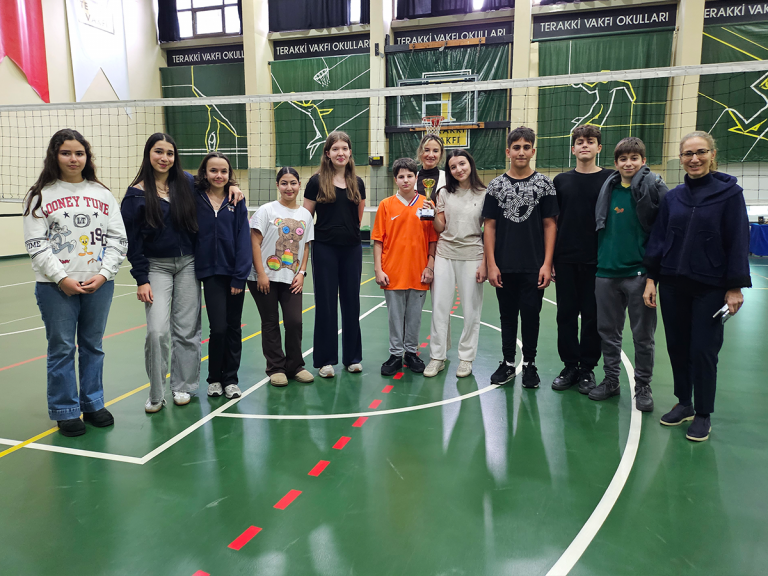 “7 ve 8. Sınıflar Arası Voleybol Turnuvası” Sona Erdi