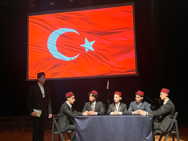 Terakkililer “12 Mart İstiklal Marşı’nın Kabulü” Adlı Oyunu Sahneledi