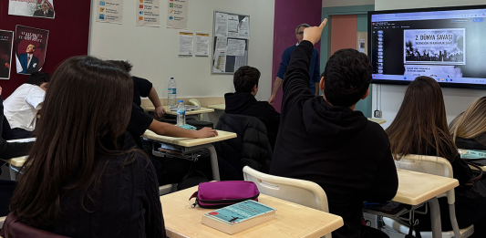 Hazırlık Sınıfı Öğrencilerimiz “Kuklacı Çocuk” Romanını Disiplinler Arası Bir Çalışmayla İnceledi