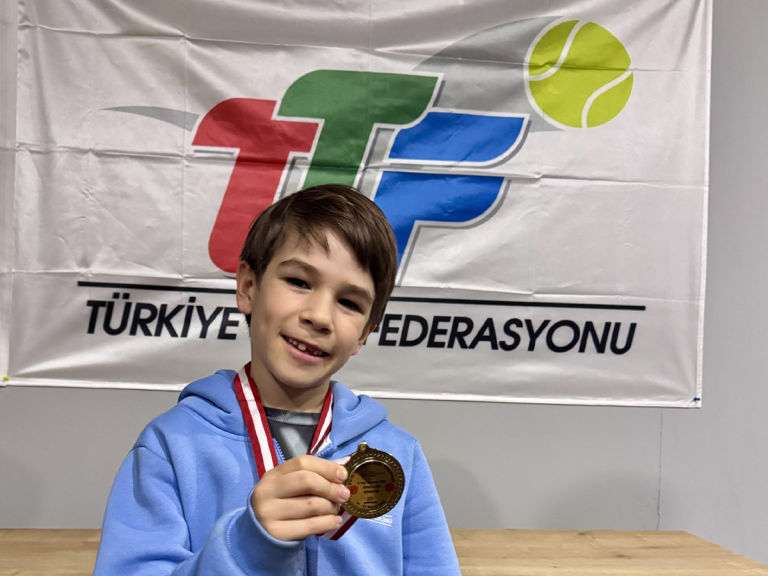 Öğrencimiz “8 Yaş Tenis Turnuvası”nda Birinci Oldu