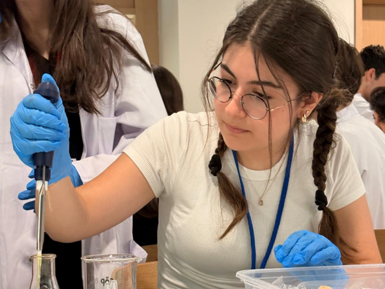 11IB Öğrencilerimiz “Koç Lisesi Biyoteknoloji Çalıştayı”na Katıldı