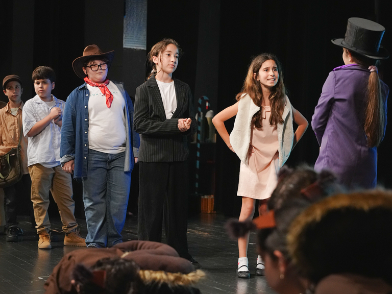 5. Sınıf Öğrencilerimiz “Charlie and the Chocolate Factory” Oyununu Sahneledi