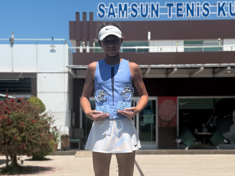 Öğrencimizin “14 Yaş Yaz Kupası Tenis Turnuvası”nda Çifte Final Başarısı