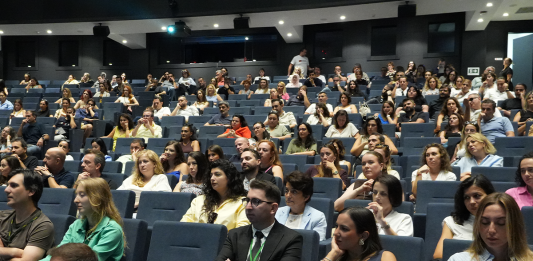 İlkokul Velilerimiz “İlkokul Yolculuğunda Çocuğa Eşlik Etmek” Konferansında Bir Araya Geldi